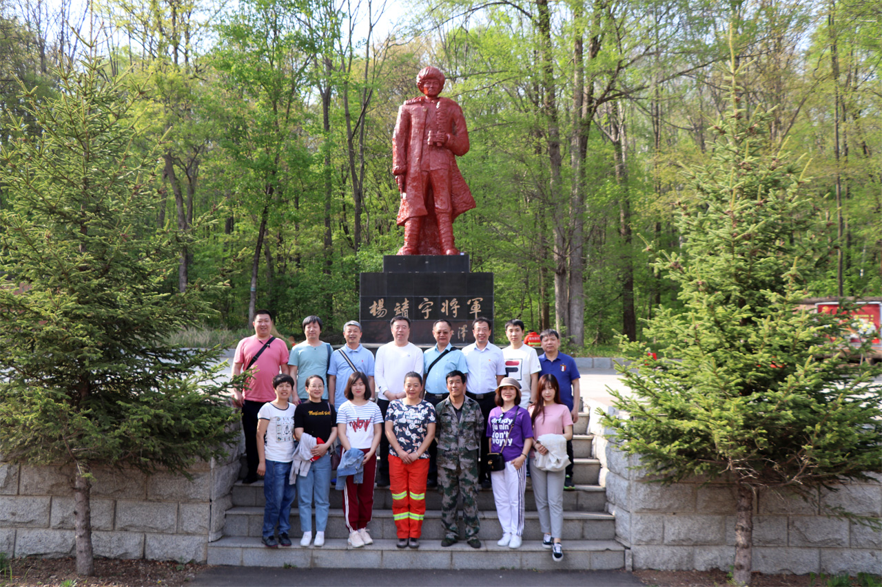 与塑像原创者、园区总经理在杨靖宇将军塑像前合影