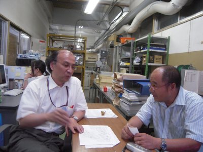佟金教授（右）与桥本和明教授（左）进行学术交流