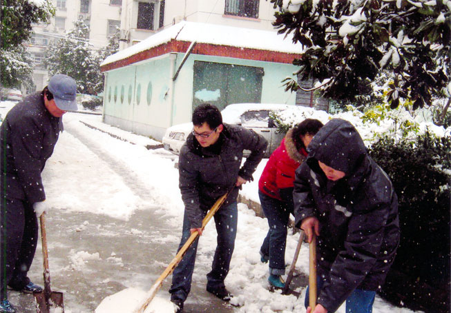 刘骥杰同学在协助灾区人民抗雪救灾